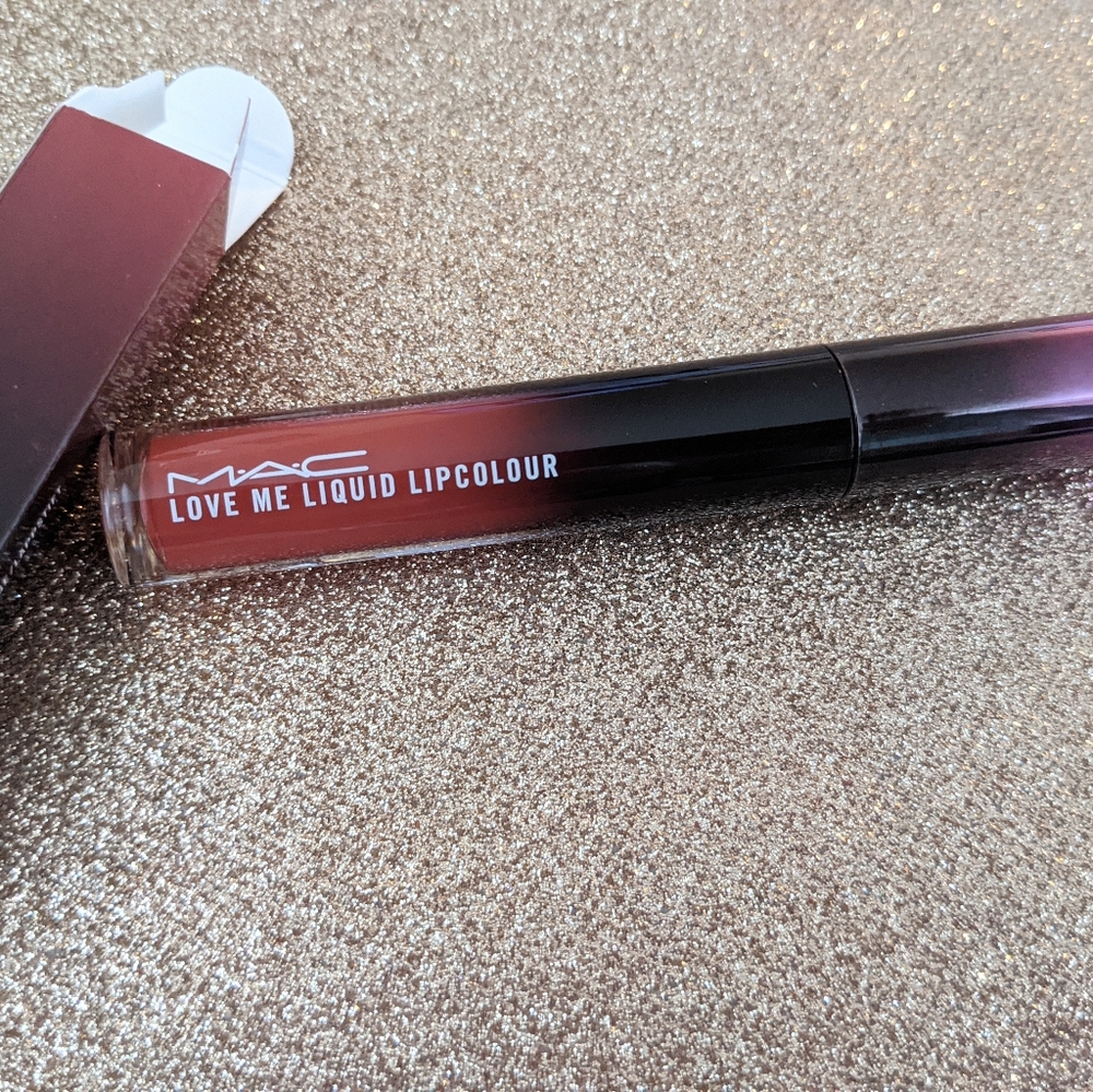 🍀2/40 MAC love me lipcolour in "what a doll" BNIB